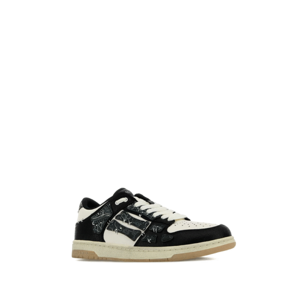 sneakers with contrasting inserts